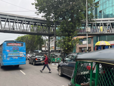পাশেই ফুট ওভার ব্রিজ থাকলেও ঝুঁকি নিয়ে সড়ক পারাপার হন পথচারীরা