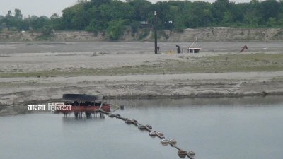 অবৈধভাবে নদে ড্রেজার বসিয়ে দিনরাত বালু তুলছেন স্থানীয় কয়েকজন প্রভাবশালী ব্যক্তি