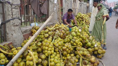 ক্রেতারা কচি তালের শাঁস কিনছেন