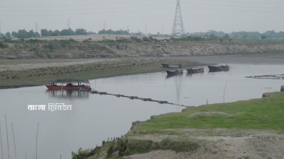 বাহাদুরপুর হয়ে বেগুনবাড়ি ঘাট এলাকা পর্যন্ত ব্রহ্মপুত্র নদে একাধিক ড্রেজার বসিয়ে বালু তোলা হচ্ছে