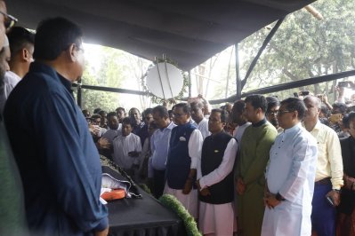 শ্রদ্ধা জানাচ্ছিলেন ওবায়দুল কাদের