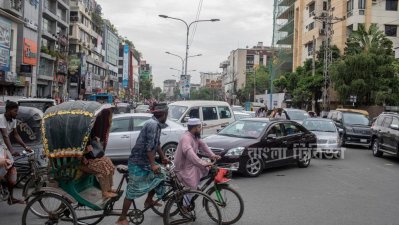 সাতমসজিদ রোডে নতুন সড়ক বিভাজনের কারণে নগরবাসীকে আরও বেশি ভোগান্তি পোহাতে হচ্ছে (ছবি: সাজ্জাদ হোসেন) 