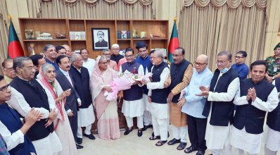 বঙ্গবন্ধুকন্যা শেখ হাসিনার স্বদেশ প্রত্যাবর্তন দিবস উপলক্ষে বুধবার গণভবনে তাকে শুভেচ্ছা জানাতে যান আওয়ামী লীগের নেতাকর্মীরা (ছবি: ফোকাস বাংলা)