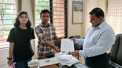 জাবিতে ভর্তি পরীক্ষায় শিফট পদ্ধতি বহালের প্রতিবাদে মানববন্ধন