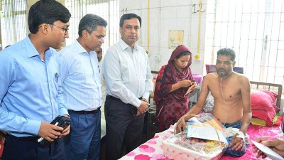 হাসপাতালে চিকিৎসাধীন সেন্টুকে দেখতে যান জেলা প্রশাসক