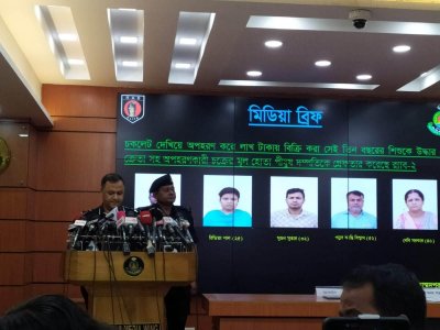 ব্রিফ করছেন র‌্যাবের কর্মকর্তা