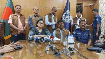 সংবাদ সম্মেলনে ঢাকা জেলার অতিরিক্ত পুলিশ সুপার (ডিবি) মোবাশ্মিরা হাবিব খান