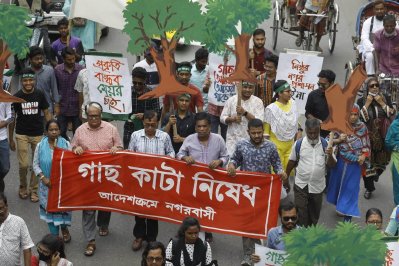 গাছ ও বিভিন্ন প্রাণির প্রতিকৃতিসহ বিভিন্ন ব্যানার নিয়ে আন্দোলনে অংশ নেন বিভিন্ন শ্রেণি-পেশার মানুষ। ছবি: সাজ্জাদ হোসেন