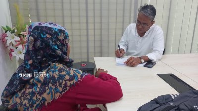 জাস্টিস অ্যান্ড কেয়ারের সার্বিক সেবার বিষয়ে সংস্থার কর্মকর্তার সঙ্গে কথা বলছেন বাংলা ট্রিবিউনের যশোর প্রতিনিধি তৌহিদ জামান