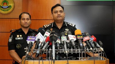 সংবাদ সম্মেলনে র&zwnj;্যাবের আইন ও গণমাধ্যম শাখার পরিচালক কমান্ডার খন্দকার আল মঈন।