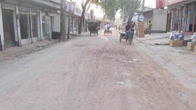 খানাখন্দে ভরা সড়ক