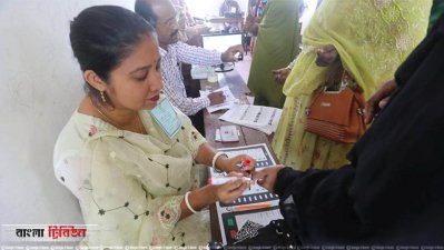 ভোটদান শেষে এক ভোটারের আগুলে অমোচনীয় কালি লাগাচ্ছেন নির্বাচন কর্মকর্তা।
