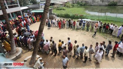 সকাল ৮টায় ভোট শুরু হলেও কিছু কিছু কেন্দ্রে ৭টা বাজতেই এসে লাইনে দাঁড়ায় মানুষ