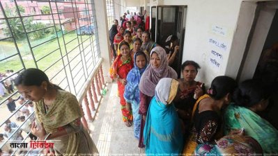 নারী ভোটারদের দীর্ঘ সারি