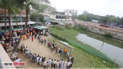 লাইনে দাঁড়িয়েছেন ভোটাররা