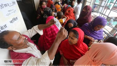 ভোটকেন্দ্রে নারী ভোটাররা