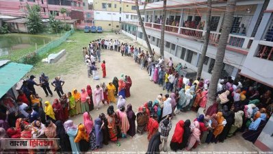 ভোটকেন্দ্রে ভোটারদের ভিড়