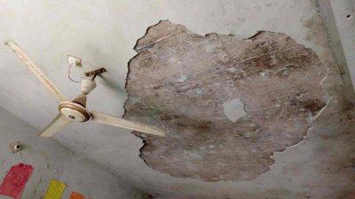 ক্লাস চলাকালে শ্রেণিকক্ষের ছাদের পলেস্তারা খসে পড়ে