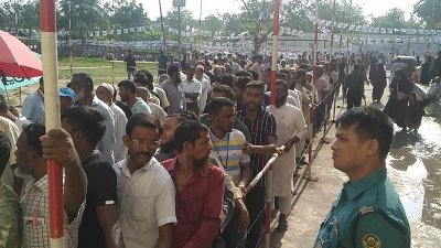 সকাল সকাল কেন্দ্রগুলোতে ভোটারদের লম্বা লাইন