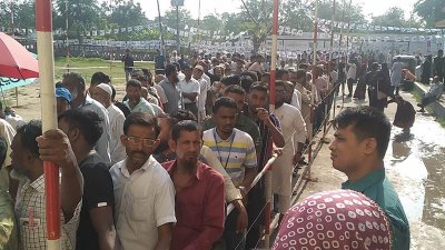 কেন্দ্রে কেন্দ্রে ভোটারের ঢল, গাজীপুরে চলছে ভোটের উৎসব