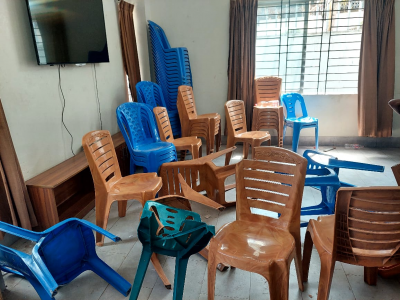 কার্যালয়ে কয়েকটি চেয়ার ভাঙা হয়েছে বলেও অভিযোগ করেছেন আওয়ামী লীগ নেতা ম ই মামুন