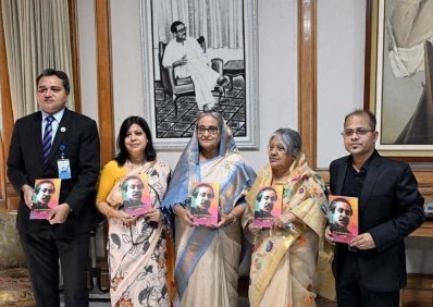 দুরন্ত বিপ্লবের লেখা বইয়ের মোড়ক উন্মোচনের প্রধানমন্ত্রীর সঙ্গে রোকেয়া আক্তার খাতুন (ডানে) ও শাশ্বতী বিপ্লব (বামে)