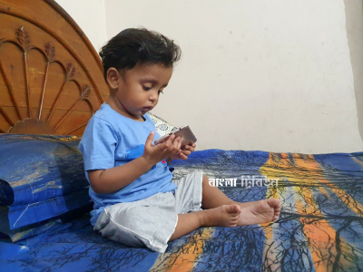 একটানা বিশ মিনিটের বেশি শিশু স্ক্রিনের সামনে থাকবে না। মডেল: নভোনীল রোদ্দুর, ছবি: বাংলা ট্রিবিউন 