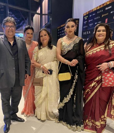 অনুষ্ঠানে অন্যান্যের সঙ্গে ফ্রেমবন্দি অভিনেত্রী