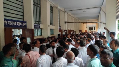 ঢাকা মহানগর দায়রা জজ আদালতে আইনজীবীদের হাতাহাতি