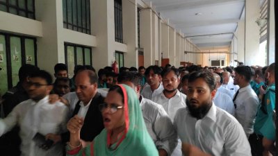 ঢাকা মহানগর দায়রা জজ আদালতে আইনজীবীদের হাতাহাতি