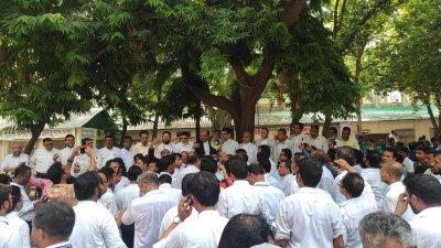 ঢাকা মহানগর দায়রা জজ আদালত প্রাঙ্গণে বিএনপিপন্থি আইনজীবীদের অবস্থান