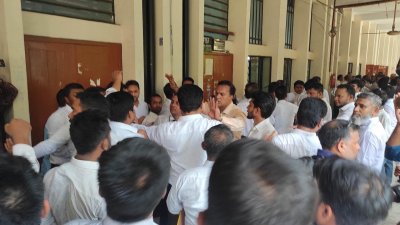 ঢাকা মহানগর দায়রা জজ আদালতে বিএনপিপন্থি আইনজীবীদের অবস্থান