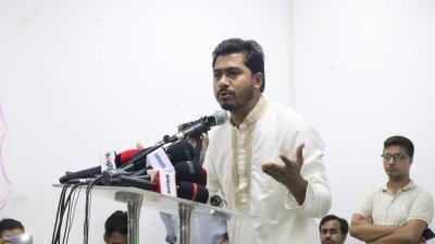 বক্তৃতা করছেন গণঅধিকার পরিষদের সদস্য সচিব নুরুল হক নুর