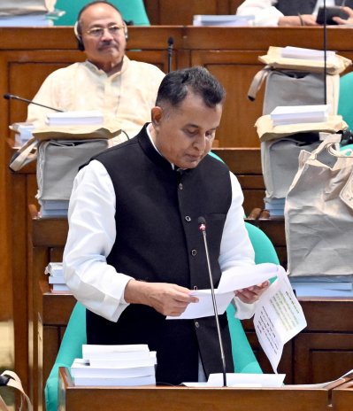 বাজেট পস্থিাপন করেন অর্থমন্ত্রী আ হ ম মুস্তফা কামাল (ছবি: ফোকাস বাংলা)