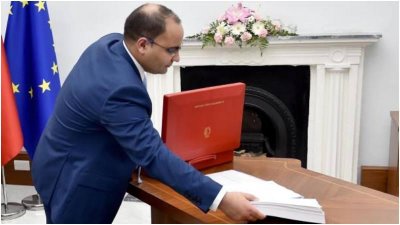 বাজেট ব্রিফকেস হাতে মাল্টার অর্থমন্ত্রী 