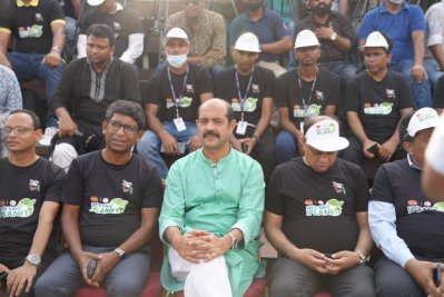 অনুষ্ঠানে অতিথিদের সঙ্গে মেয়র আতিকুল ইসলাম