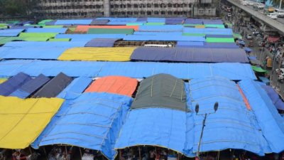 বঙ্গবাজারে পুড়ে যাওয়া কাঠের মার্কেটে এখন অস্থায়ীভাবে ছাউনি টানিয়ে ব্যবসা চলছে 