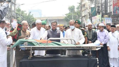 ডা. আফছারুল আমীনের মরদেহে শ্রদ্ধা জানাচ্ছে আওয়ামী লীগের জ্যেষ্ঠ নেতারা (ছবি: নাসিরুল ইসলাম)