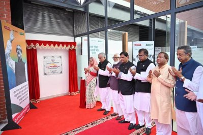 ঢাকা জেলা আওয়ামী লীগের কার্যালয় উদ্বোধন করেন প্রধানমন্ত্রী শেখ হাসিনা