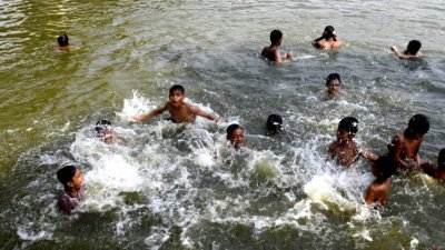 গরমে হাঁসফাঁস, অতিষ্ঠ জনজীবন (ফটো স্টোরি)