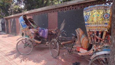 গরমে হাঁসফাঁস, অতিষ্ঠ জনজীবন (ফটো স্টোরি)