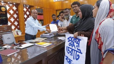 কুরের ভরাট কাজ বন্ধ করার লক্ষ্যে জেলা প্রশাসক বরাবর স্মারকলিপি দেওয়া হয়