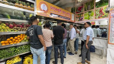 রাজধানীর অলিতে গলিতে জুসের দোকান, গরমের কারণে প্রায় সবখানেই ভিড় বেড়েছে