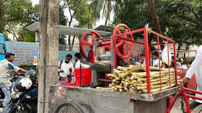 জুস ও শরবত বিক্রির স্থায়ী বা ভাসমান দোকানগুলোতে পরিচ্ছন্নতা নিয়ে প্রশ্ন আছে অনেকের মধ্যে 