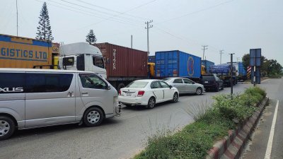 ঘটনাস্থলের দুইপাশে যানজট