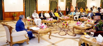 বঙ্গভবনে টেলিভিশন চ্যানেল মালিক সমিতির (অ্যাটকো) প্রতিনিধিদের সঙ্গে আলাপ করেন রাষ্ট্রপতি মো. সাহাবুদ্দিন (ছবি: ফোকাস বাংলা)