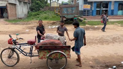 ৫-৭ টাকা কেজি দরে বিক্রি করতে হচ্ছে পেঁয়াজ