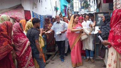 নির্বাচনি প্রচারণায় আওয়ামী লীগ মনোনীত মেয়র প্রার্থী তালুকদার আব্দুল খালেক