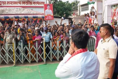 অভিষেক বন্দ্যোপাধ্যায় মতুয়া ঠাকুরবাড়িতে ঢোকার আগে তুমুল বিক্ষোভ শুরু হয়