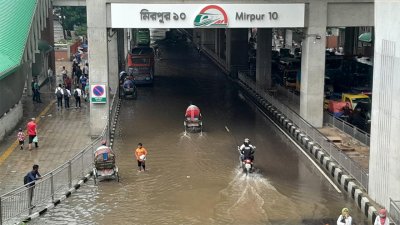 রাস্তায় পানি জমে থাকায় ভোগান্তির শিকার হন পথচারীরা